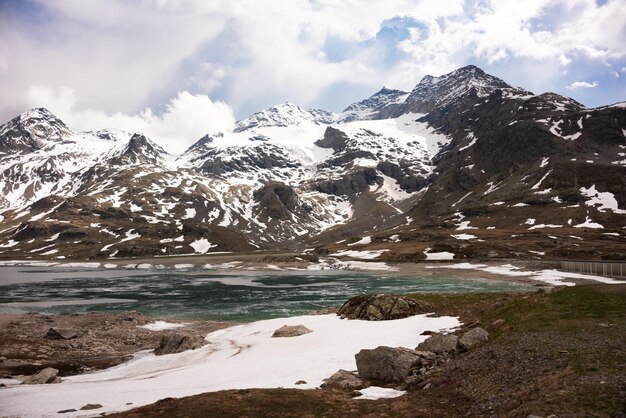 Lago de montanha com gelo na Suíça na primavera