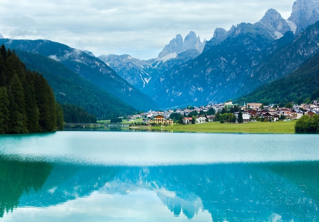 Lago de montanha de dolomitas italianas de verão tranquilo e vista da vila, Auronzo di Cadore.