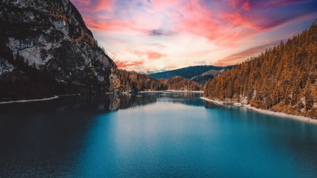 Lago de montanha em look de outono