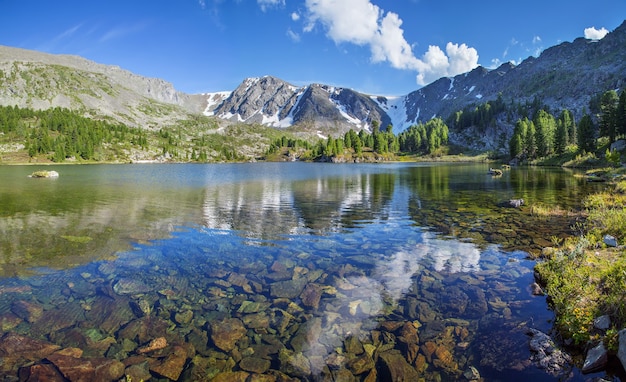 Foto lago de montanha em um dia de verão com reflexos pitorescos