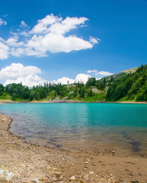 Lago de montanha em um vale na Geórgia em um dia de verão