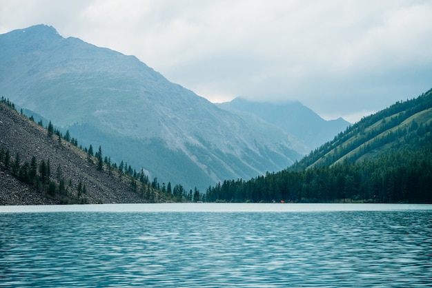 Lago de montanha entre montanhas gigantes