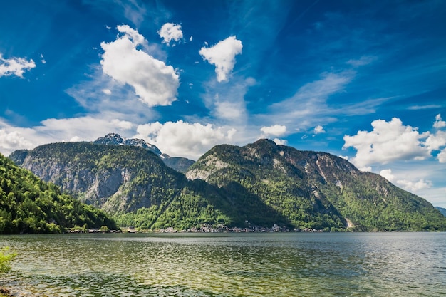 Lago de montanha entre montanhas Áustria Europa