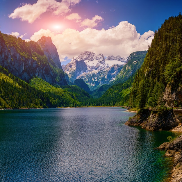 Lago de montanha entre montanhas