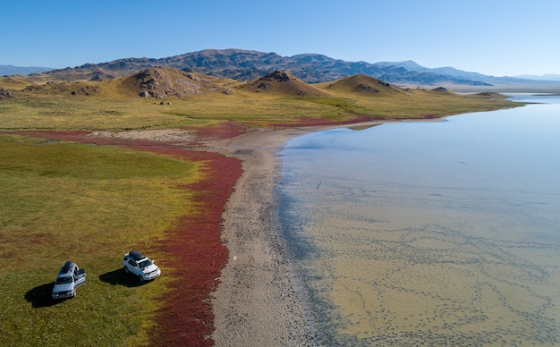 Lago de montanha épico, fotografia aérea