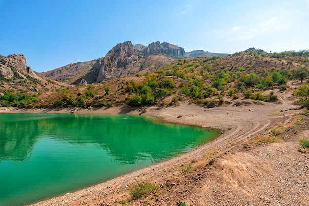 Lago de montanha esmeralda incrível entre a floresta da Crimeia