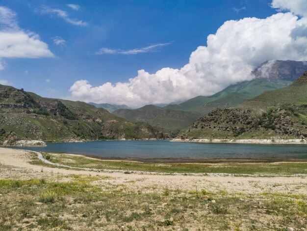 Lago de montanha Gizhgit na região de KabardinoBalkaria Elbrus da Rússia