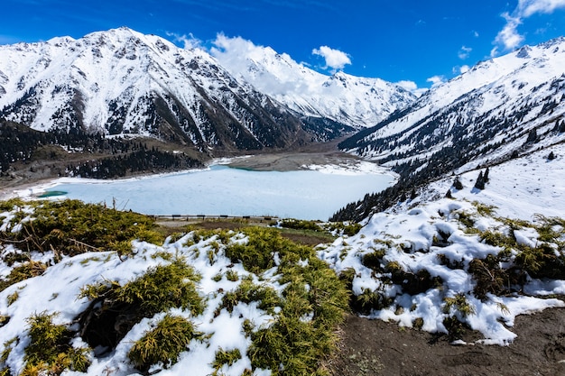 Foto lago de montanha na primavera cordilheira zailiyskiy alatau