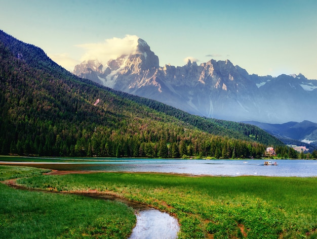 Lago de montanha nas montanhas alpinas itália