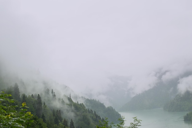 Lago de montanha no nevoeiro