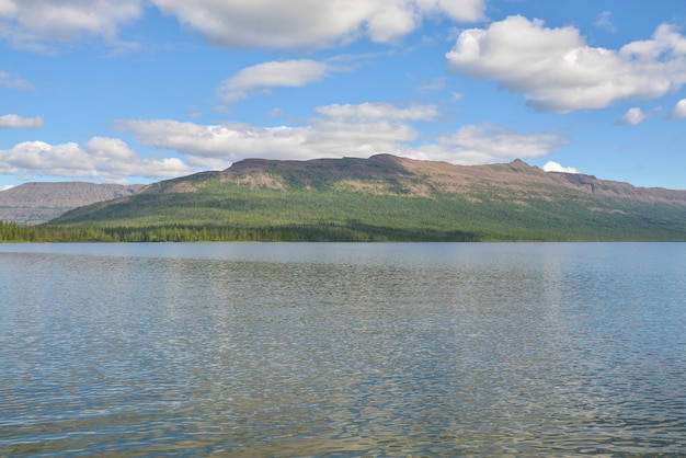 Lago de montanha no planalto de Putorana