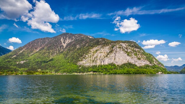 Lago de montanha no verão Alpes Áustria Europa
