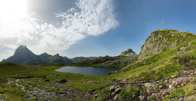 Lago de montanha pequena nos Pirinéus franceses