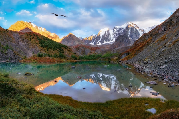 Lago de montanha pitoresca no dia dramático, Altai. Belo reflexo de montanhas, céu e nuvens brancas. Vista panorâmica.