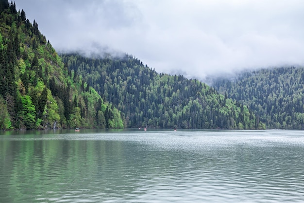 Lago de montanha pitoresco em um dia nublado