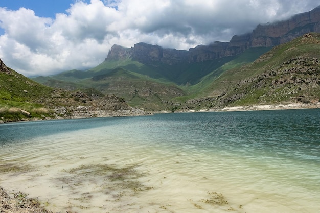 Lago de montanha pitoresco Gizhgit na região de KabardinoBalkaria Elbrus da Rússia junho de 2021