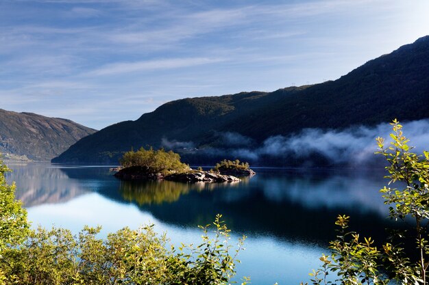 Foto lago de montanha pitoresco na noruega