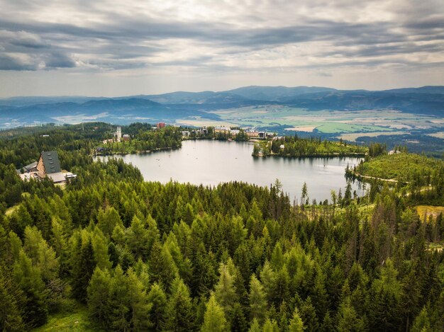 Lago de montanha Strbske Pleso no Parque Nacional High Tatras na Eslováquia