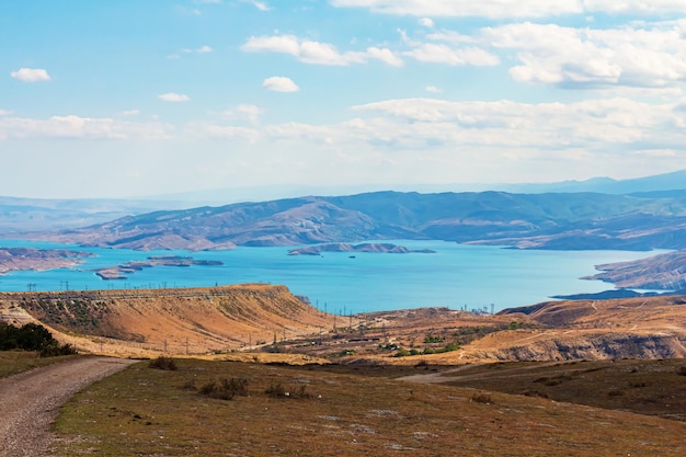 Lago de montanha turquesa entre as rochas