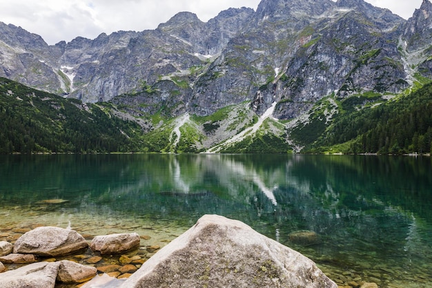 Lago de Morskie Oko ou Eye of the Sea na cordilheira High Tatras do Parque Nacional Tatra