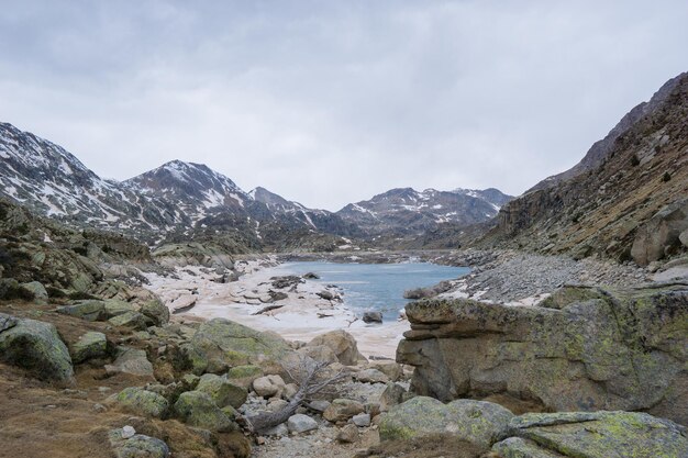 Lago de neve de rochas de alta montanha