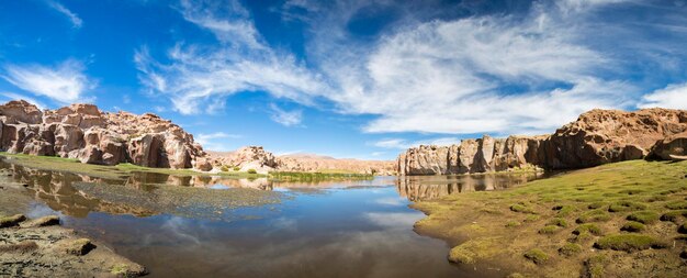 Lago de paisagem paradisíaca e estranhas formações rochosas Bolívia