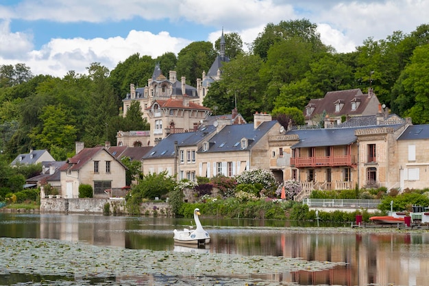 Lago de Pierrefonds e o castelo de Jonval.