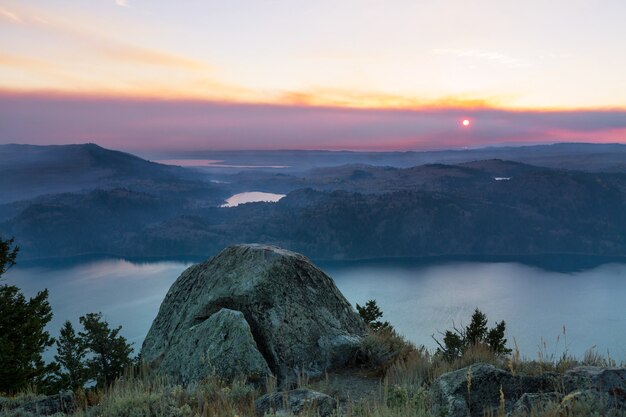 Lago de serenidade nas montanhas na temporada de verão. Belas paisagens naturais.