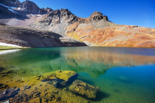 Lago de serenidade nas montanhas na temporada de verão. belas paisagens naturais.