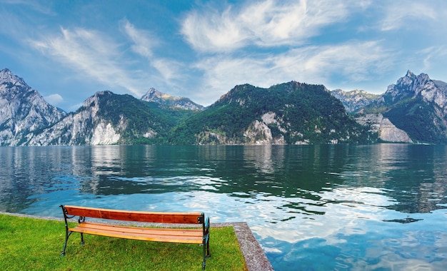 Lago de verão Traunsee Áustria