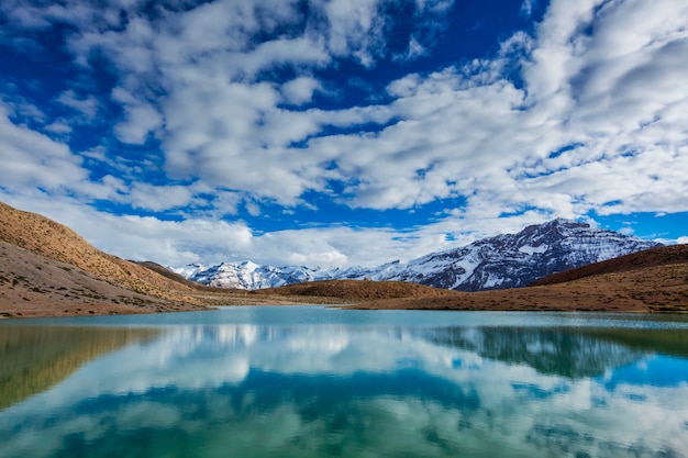 Foto lago dhankar en himalaya