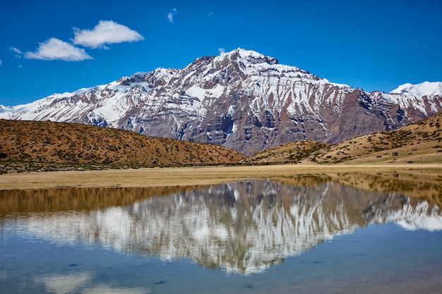 Foto lago dhankar spiti valley, himachal pradesh, india