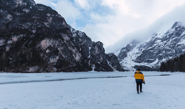 Lago Di Braies durante el invierno en medio de las montañas de los Alpes