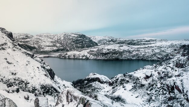 Lago difícil de alcançar na montanha ártica de inverno