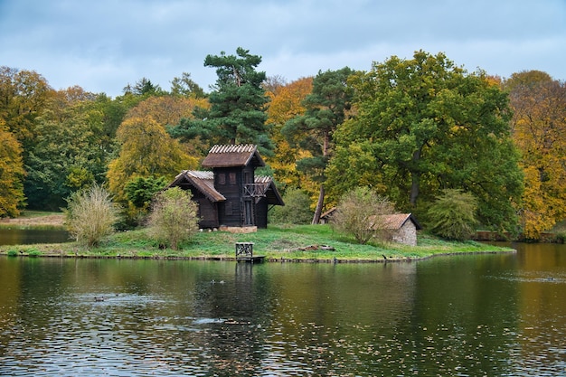 Lago do parque do castelo de Frederiksborg com ilha onde fica a madeira Louises