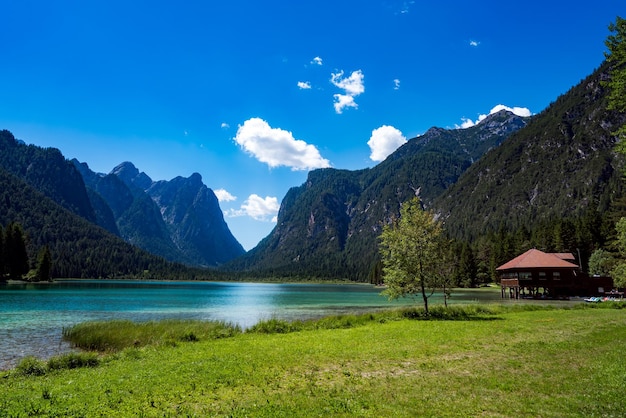 Lago Dobbiaco en los Dolomitas, Bella Naturaleza Italia paisaje natural Alpes.