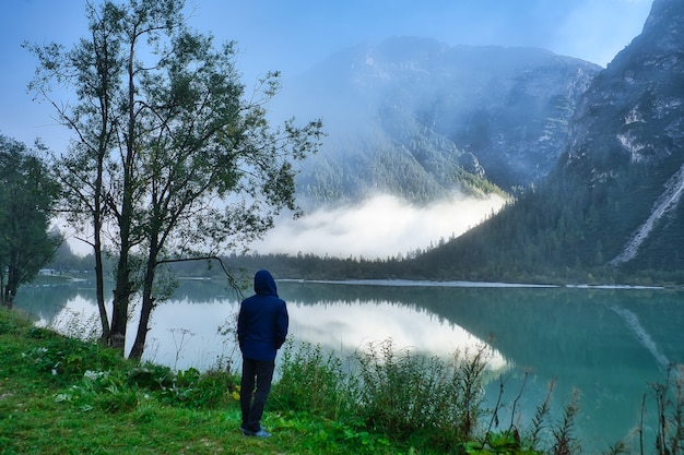 Lago en dolomitas, italia.