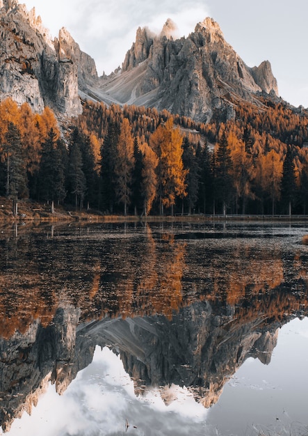 Lago Dolomitas no outono