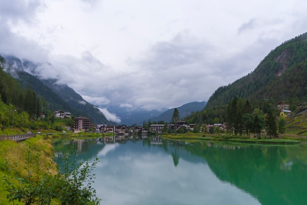 lago en dolomitas