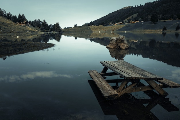 Lago dos confins e paisagem montanhosa ao nascer do sol. La Clusaz, Alta Sabóia, França