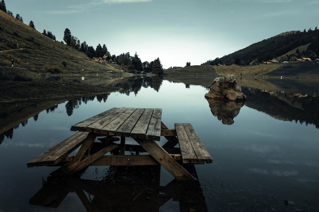 Lago dos confins e paisagem montanhosa ao nascer do sol. La Clusaz, Alta Sabóia, França