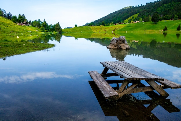 Lago dos confins e paisagem montanhosa em La Clusaz, Alta Sabóia, França