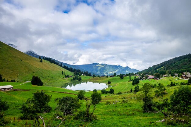 Lago dos Confins e paisagem montanhosa em La Clusaz, Haute-savoie, França