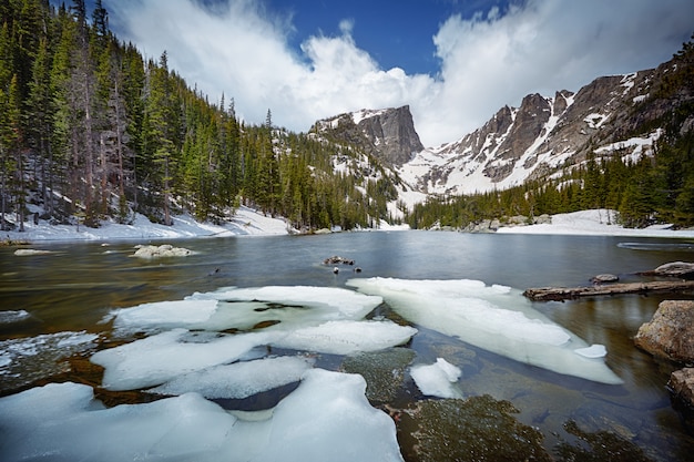 Lago dos Sonhos no Parque Nacional das Montanhas Rochosas