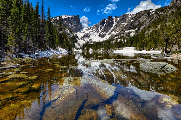 Lago dos sonhos no parque nacional das montanhas rochosas