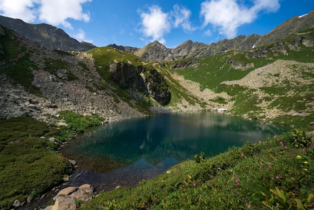 Lago Dukka Rybka en el río Malaya Dukka en el norte del Cáucaso Arkhyz KarachayCherkessia Rusia