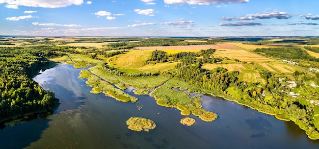 Lago e aldeia na região de kursk da rússia glazovo perto da fronteira rússia ucrânia