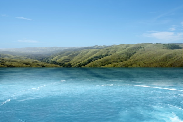 Lago e colinas verdes com clima de verão. Conceito de mudar o ambiente