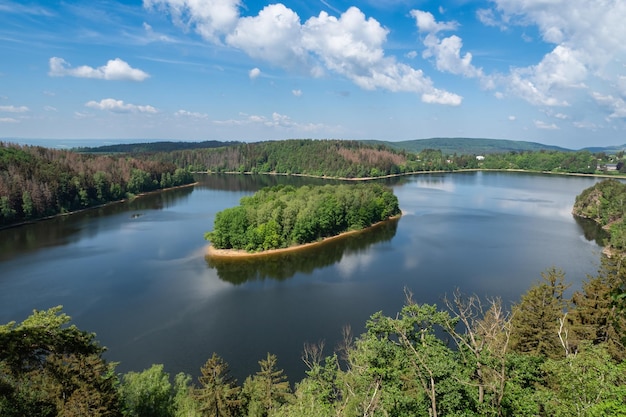 Foto lago e isla con árboles depósito de agua sec república checa europa