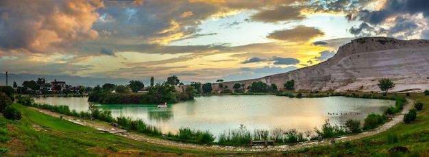 Lago e montanha na vila de pamukkale, turquia